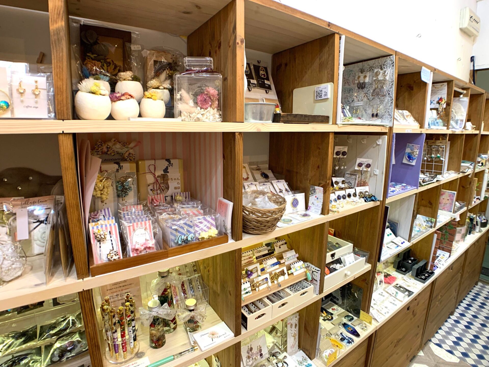 宝さがしをする気分で訪れたい、大阪・中崎町の小さな手作り雑貨店 