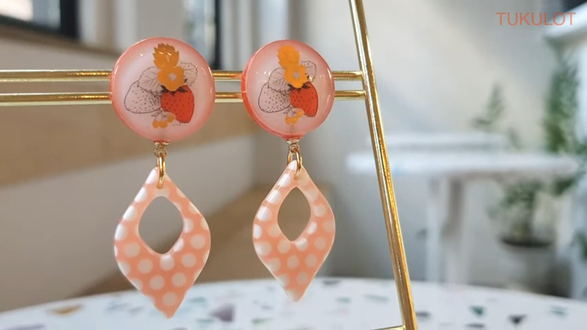 100円均一】UVレジンで作る「甘いストロベリーピアス」｜作り方