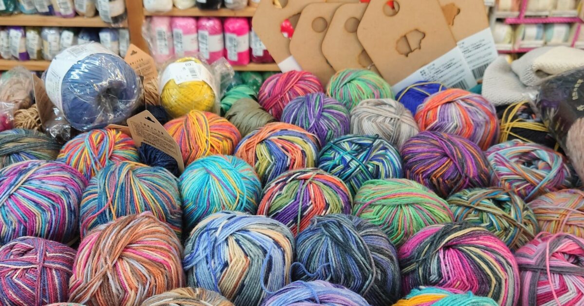 某有名メーカー品、新作最高級ヤク毛100％のケーブル編みのフーディーベスト、ジレ 某有名メーカー品、新作最高級ヤク毛100％のケーブル編みのフ